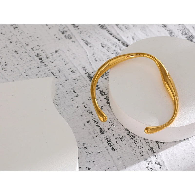 Minimalist Texture Statement Stainless Steel Bangle Bracelet in Gold Color for the Wrist